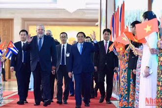 Thủ tướng Phạm Minh Chính và Thủ tướng nước Cộng hòa Cuba Manuel Marrero Cruz. 