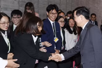 Chủ tịch nước Võ Văn Thưởng với học sinh Việt Nam đang học tại Trường Đại học Kyushu. (Ảnh: TTXVN)
