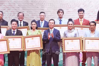 Chủ tịch nước Võ Văn Thưởng trao tặng danh hiệu Nghệ sĩ nhân dân cho các nghệ sĩ. Ảnh: TTXVN