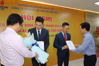 Ông Nguyễn Văn Hội - Chủ tịch HĐQT BSR đã trao quyết định cho 2 tân Phó Tổng Giám đốc BSR Phạm Minh Nghĩa và Mai Tuấn Đạt. Ông Lê Mạnh Hùng - Tổng Giám đốc Tập đoàn tặng hoa chúc mừng hai tân Phó Tổng Giám đốc BSR vừa được bổ nhiệm.