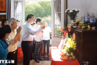 Tổng Bí thư, Chủ tịch nước Tô Lâm dâng hương tưởng niệm nhạc sĩ Văn Cao - tác giả Quốc ca Việt Nam. (Ảnh: TTXVN)