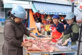 Người dân mua thịt heo tại điểm bán bình ổn giá.