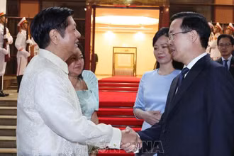 Chủ tịch nước Võ Văn Thưởng và Phu nhân chia tay Tổng thống Philippines Ferdinand Marcos Jr và Phu nhân. Ảnh: TTXVN