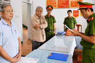 Phòng Cảnh sát kinh tế tống đạt các quyết định khởi tố và Lệnh bắt bị can để tạm giam đối với Thái Minh Hoàng (bên trái hình) và Nguyễn Đình Tấn (ở giữa).