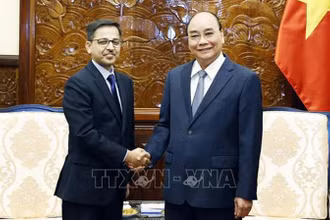 Chủ tịch nước Nguyễn Xuân Phúc tiếp Đại sứ Ấn Độ Pranay Verma đến chào từ biệt. (Ảnh: TTXVN)