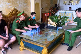 Lực lượng công an kiểm tra hành chính cơ sở kinh doanh dịch vụ karaoke ở thành phố Thanh Hóa.