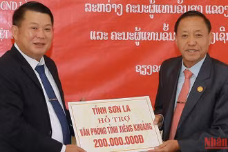 Đoàn đại biểu cấp cao Sơn La hỗ trợ 200 triệu đồng cho Văn phòng tỉnh Xieng Khouang.