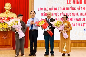 Thừa ủy quyền của Chủ tịch nước, Phó Chủ tịch Ủy ban nhân dân tỉnh Quảng Trị Hoàng Nam trao 1 Giải thưởng Hồ Chí Minh và 2 Giải thưởng Nhà nước cho các tác giả và đại diện gia đình tác giả. 