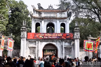 Văn Miếu-Quốc Tử Giám (Hà Nội) tấp nập khách tham quan, xin chữ trong những ngày đầu xuân mới Giáp Thìn. Ảnh: HÀ NAM