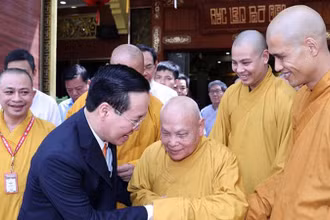 Chủ tịch nước Võ Văn Thưởng thăm, chúc mừng Hòa thượng Thích Thiện Nhơn, Chủ tịch Hội đồng Trị sự Giáo hội Phật giáo Việt Nam tại chùa Minh Đạo.