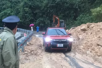 Điểm sạt lở tại khu vực Đèo Le trên tuyến ĐT611 đã thông xe bước 1.