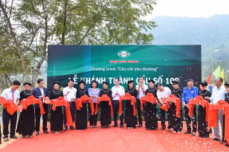 Lễ cắt băng khánh thành Cầu nối yêu thương số 100.