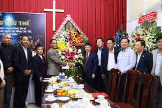 Đoàn công tác của Tỉnh ủy, Hội đồng nhân dân, Ủy ban nhân dân, Ủy ban Mặt trận Tổ quốc Việt Nam tỉnh Đắk Lắk do Phó Bí thư Thường trực Tỉnh ủy Phạm Minh Tấn làm trưởng đoàn đã đến thăm và chúc mừng Chi hội Tin lành A lê A nhân dịp Lễ Giáng sinh năm 2023. (Ảnh: Minh Huệ)