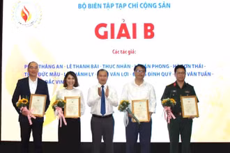 Đồng chí Lê Hải Bình, Ủy viên dự khuyết Trung ương Đảng, Tổng Biên tập Tạp chí Cộng sản (đứng giữa) và các tác giả đoạt giải. 