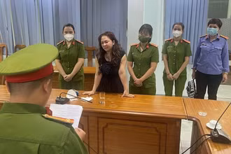 Công bố quyết định khởi tố bị can, lệnh bắt tạm giam bị can Nguyễn Phương Hằng. (Ảnh: Báo Chính phủ)