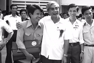 Đồng chí Võ Văn Kiệt kêu gọi thanh niên thành phố nhất định vươn lên hàng đầu trong phong trào lao động mới, đó là việc làm ích nước lợi dân, thiết thực góp phần cứu sống thành phố. (Trong ảnh: Đồng chí Võ Văn Kiệt với thanh niên Thành phố Hồ Chí Minh). (Ảnh: hcmcpv.org.vn)
