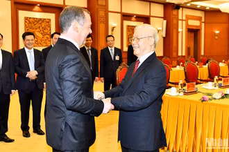 Tổng Bí thư Nguyễn Phú Trọng đón Chủ tịch Đảng Nước Nga Thống nhất, Phó Chủ tịch Hội đồng An ninh Liên bang Nga Dmitry Medvedev.