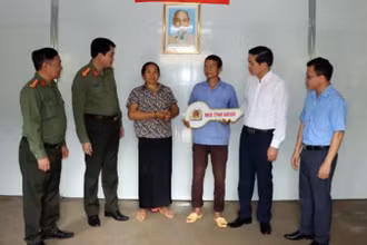 Các đơn vị bàn giao nhà cho gia đình anh Lò Văn Thắng.