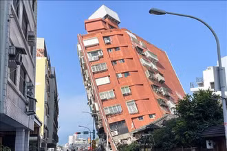 Một tòa nhà bị đổ nghiêng sau động đất tại Hoa Liên, Đài Loan (Trung Quốc) ngày 3/4/2024. Ảnh: AFP/TTXVN