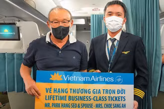 Vietnam Airlines tặng huấn luyện viên Park Hang Seo và phu nhân vé Thương gia trọn đời hành trình khứ hồi giữa Hàn Quốc và Việt Nam.