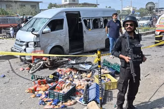 Cảnh sát gác tại hiện trường một vụ tấn công tại Karachi, Pakistan, ngày 19/4/2024. (Ảnh: AFP/TTXVN)