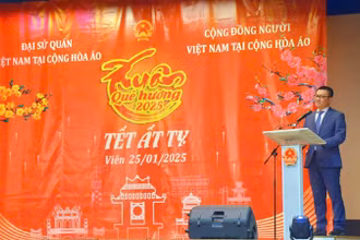 Đại sứ Vũ Lê Thái Hoàng phát biểu chào mừng các vị khách đến dự chương trình Xuân quê hương. (Nguồn: Đại sứ quán Việt Nam tại Áo)