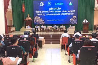 Tiến sĩ Chu Mạnh Hùng, Chủ tịch Hội đồng Trường đại học Luật Hà Nội báo cáo đề dẫn Hội thảo.