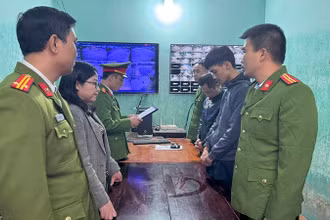 Cơ quan Cảnh sát điều tra Công an tỉnh Tuyên Quang công bố Quyết định khởi tố bị can và Lệnh bắt để tạm giam đối với Nguyễn Đức Hoàn và Võ Thành Đạt.