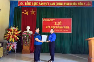 Lễ kết nạp đảng viên ở chi bộ thôn Nà Dầu, Đảng bộ xã Trung Hà (huyện Chiêm Hóa, Tuyên Quang).