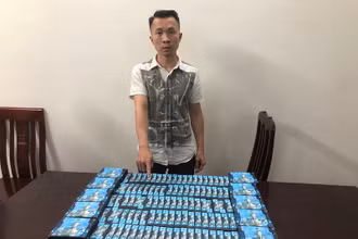 Đối tượng Trần Anh Dũng cùng tang vật.