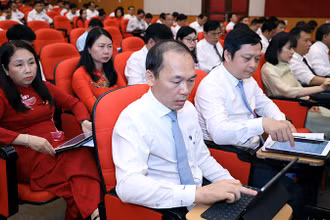 Đại biểu Hội đồng nhân dân tỉnh Tuyên Quang biểu quyết thông qua các nghị quyết.