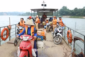 Cán bộ Đội Cảnh sát đường thủy, Phòng Cảnh sát giao thông Công an tỉnh Tuyên Quang tuyên truyền luật an toàn giao thông đường thủy đến người dân.