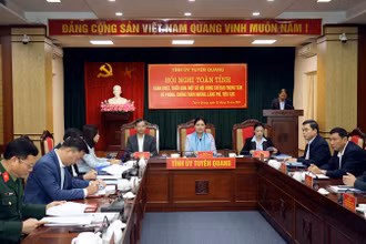 Các đồng chí chủ trì hội nghị và đại biểu dự tại điểm cầu trung tâm.