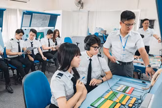 Học viên Học viện Hàng không Việt Nam trong giờ thực hành (Ảnh: VAA)
