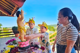 Trẻ em Việt Nam thế hệ thứ hai, thứ ba tại Pháp cùng bố mẹ lên chùa mừng lễ Phật đản. (Ảnh: MINH DUY)