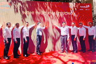 Các đồng chí lãnh đạo nhấn nút khai trương Trung tâm Báo chí phục vụ Lễ kỷ niệm 50 năm Ngày Giải phóng miền nam, thống nhất đất nước.