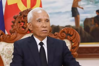 Trưởng Ban Tuyên huấn Trung ương Đảng Nhân dân cách mạng Lào Khamphanh Pheuiyavong trả lời phỏng vấn. (Ảnh: TTXVN)