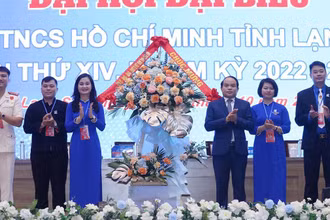 Đồng chí Nguyễn Quốc Đoàn, Ủy viên Trung ương đảng, Bí thư tỉnh ủy Lạng Sơn, tặng hoa chúc mừng Đại hội Đoàn Thanh niên Cộng sản Hồ Chí Minh tỉnh Lạng Sơn.