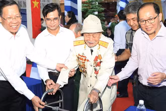 Đồng chí Phan Văn Mãi, Chủ tịch UBND Thành phố Hồ Chí Minh gặp gỡ đại biểu là lão thành cách mạng.