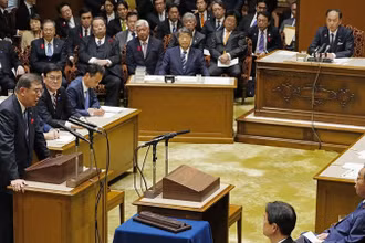 Thủ tướng Nhật Bản Shigeru Ishiba (trái) phát biểu trong phiên thảo luận tại Quốc hội ở Tokyo ngày 9/10. (Ảnh: Kyodo/TTXVN)