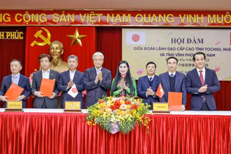 Lãnh đạo 2 tỉnh ký Thỏa thuận hợp tác xúc tiến đầu tư.