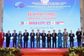 Đại diện các nước tham dự Đại hội đồng Diễn đàn Du lịch liên khu vực Đông Á (EATOF) lần thứ 17 chụp ảnh lưu niệm.
