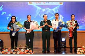 Thượng tướng Phùng Sĩ Tấn trao hoa và biểu chương tặng đại diện các đơn vị tài trợ triển lãm.