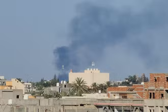 Khói bốc lên sau các cuộc đụng độ ở Tripoli, Libya, ngày 15/8/2023. (Ảnh: AFP/TTXVN)
