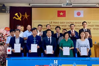 Trao chứng nhận đầu tư, giấy phép đầu tư cho các doanh nghiệp tại Khu Công nghiệp hỗ trợ Nam Hà Nội. (Ảnh: Thanh Thanh)