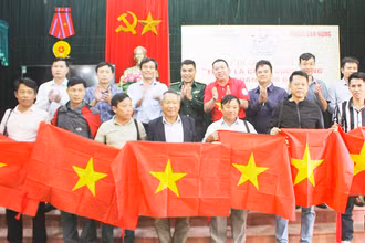 Trao cờ Tổ quốc cho ngư dân Quảng Trị.