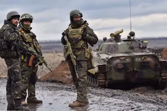 Binh sĩ quân đội Ukraine tại khu vực chiến sự ở ngoại ô thành phố Debaltseve, vùng Donetsk, miền đông Ukraine. (Nguồn: AFP/TTXVN)