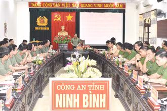 Công an tỉnh Ninh Bình công bố quyết định thành lập 2 tổ công tác xử lý hành vi sai phạm trên đường bộ.
