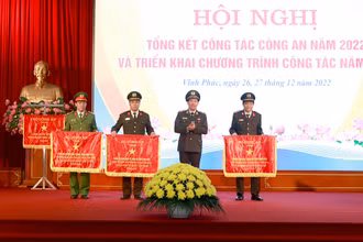 Thứ trưởng Công an Lê Văn Tuyến trao Bằng khen của Thủ tướng Chính phủ tặng các tập thể có thành tích xuất sắc.