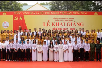 Đồng chí Nguyễn Xuân Thắng chụp ảnh lưu niệm với tập thể cán bộ, giáo viên và học sinh Trường THPT Lê Hồng Phong.